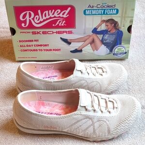 Relaxed fit Skechers 8M Natural color NWOT